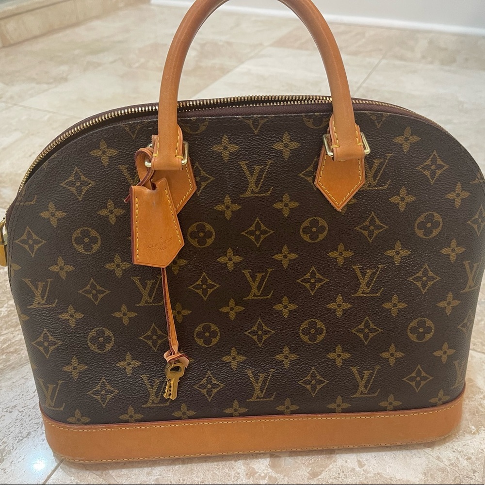 Louis Vuitton
Alma Handbag Monogram Canvas MM
